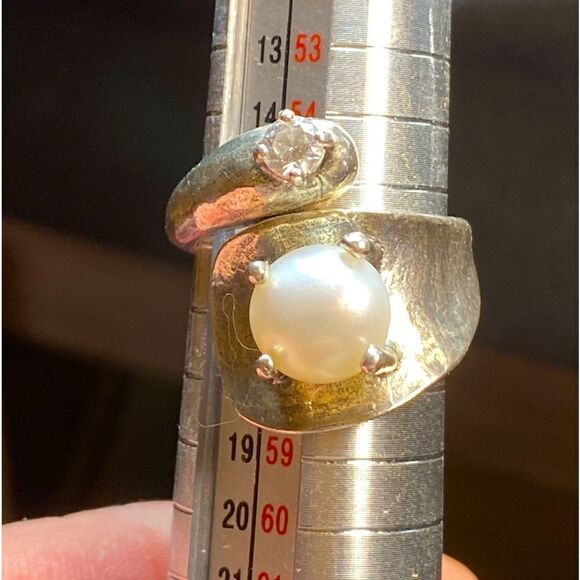 Ladies 925 silver ring with 3/8” cultured pearl and 3/16” white stone sz 7 - Picture 7 of 13